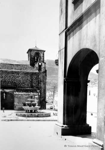 Vista de la iglesia de San Bartolom� de Bienservida desde la calle de la Fuente en 1983 