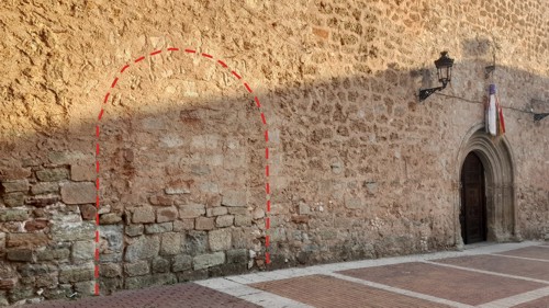 Arco cegado de entrada a la capilla de la Virgen del Rosario, demolida en 1984