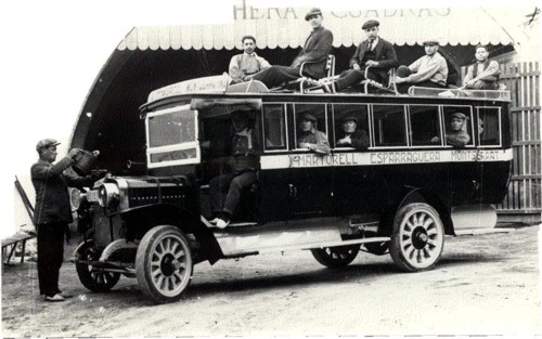 Hispanoigualadina (1929) con pasajeros en la baca. (www.monbus.es).