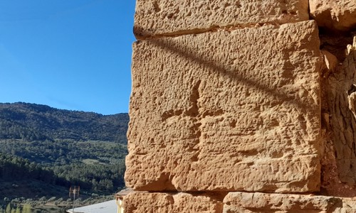 Cruces tipo grafiti en los muros de la iglesia de Bienservida