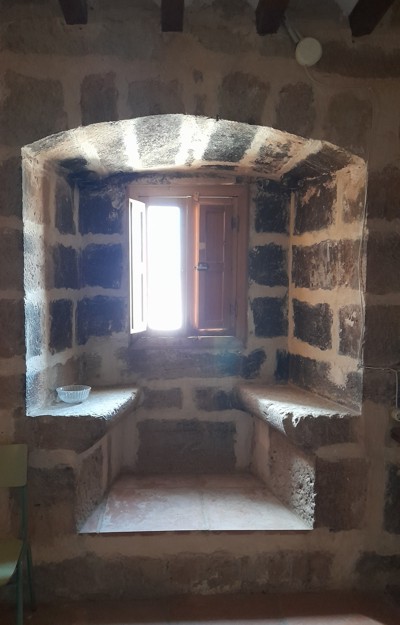 Ventana de la sacrist�a con festejadores.