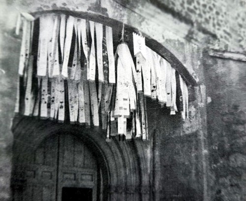 Guardapolvo de entrada a la iglesia un Domingo de Resurrecci�n de principios de los 80 