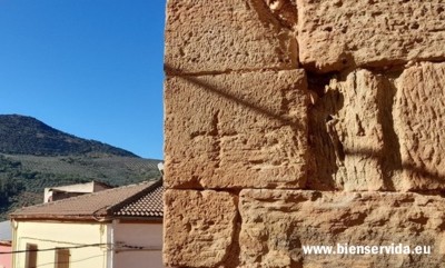 Cruces tipo grafiti en los muros de la iglesia de Bienservida