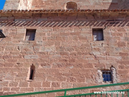 Ventanas de la sacrist�a (fachada).