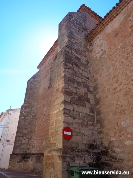 Contrafuertes exteriores que dan estabilidad a la capilla mayor.