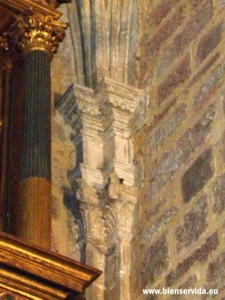 Capiteles en semipilares de la capilla mayor.