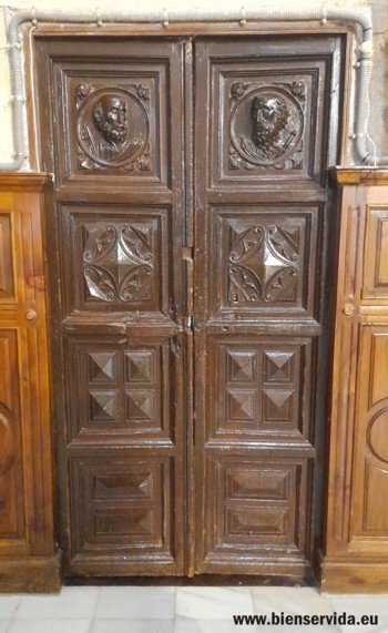 Puertas de acceso a la sacrist�a desde el presbiterio.
