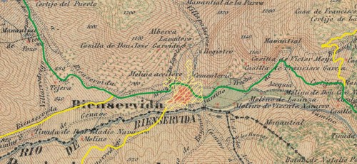 Hoja 840 del MTN superponiendo el trazado actual de las carreteras y la silueta del casco urbano de Bienservida