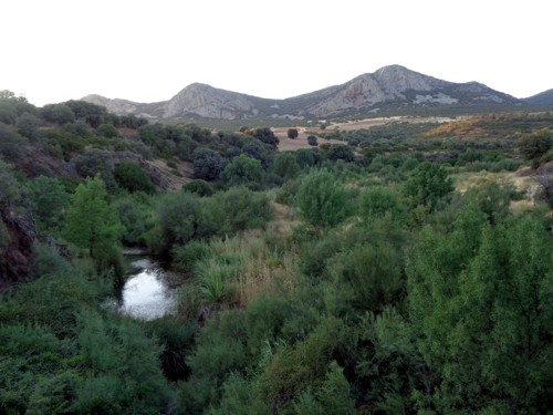 R�o Guadalmena a la altura del puente de la Carretera Bienservida- Albaladejo. Al fondo Fuencaliente.