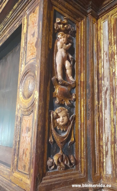 Putti en la predella del retablo