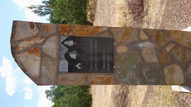 Monolito frente a la ermita de Turruchel