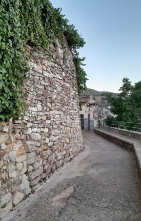 Parapeto defensivo asociado a la torre y posible adarve sobre la Carretera de Villarrodrigo