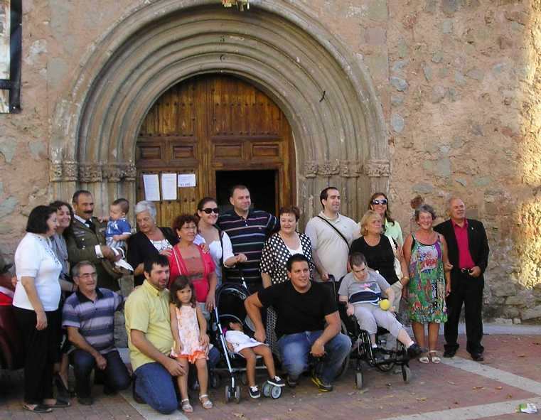 Con varios familiares